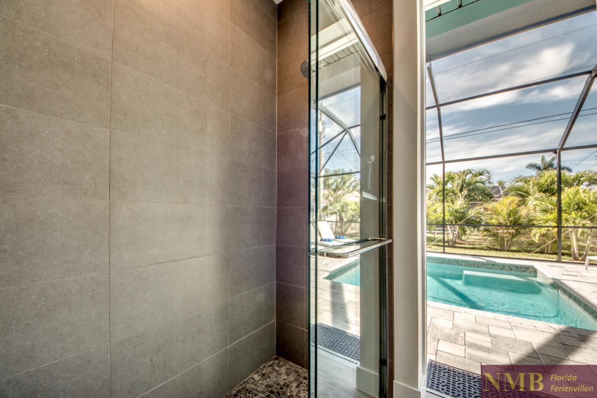 Ferienhaus-Chamo-Cape-Coral_50-Guest  Pool Bathroom